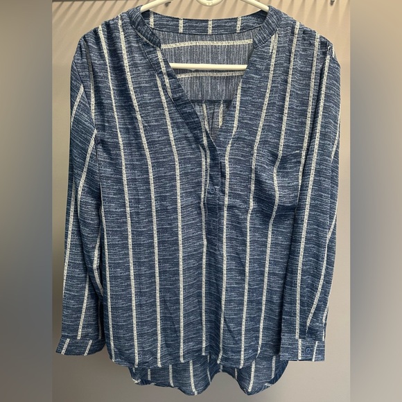 NO BRAND SHOWN Tops - NO BRAND SHOWN size MEDIUM Blue and White Relaxed Blouse with Mandarin Collar